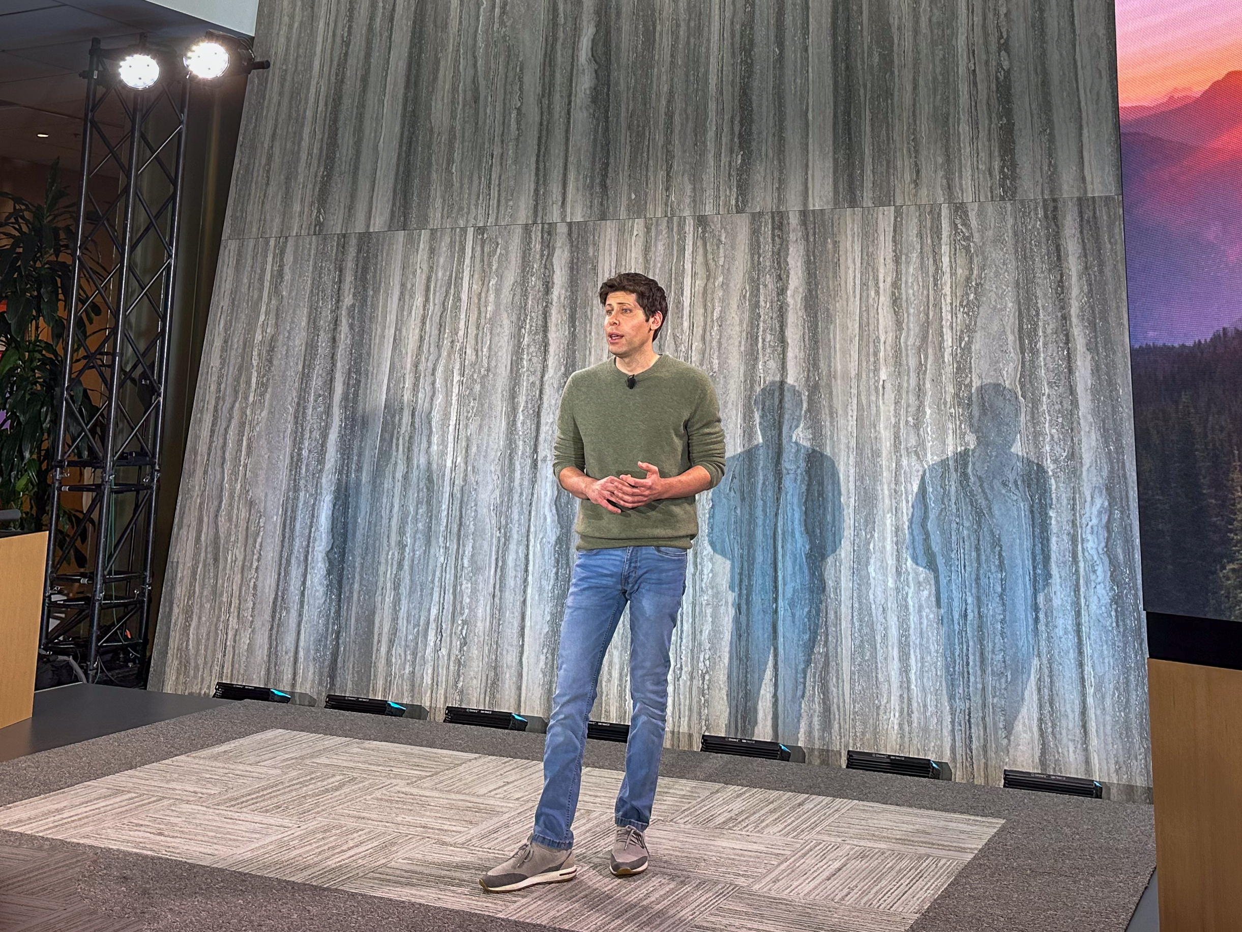 O CEO da OpenAI, Sam Altman, no palco em um evento de produto.