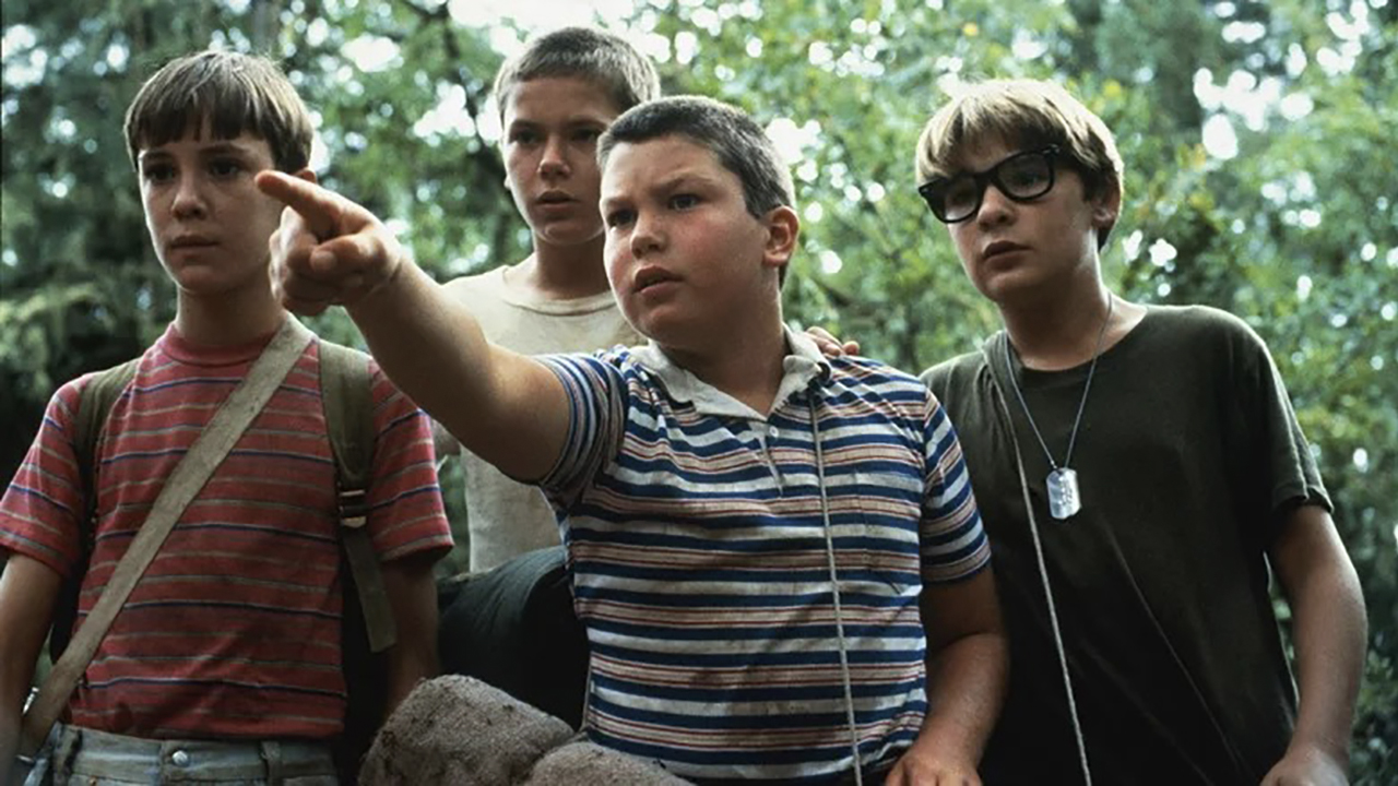 Les enfants de Stand By Me, un pointant du doigt et tous regardant.