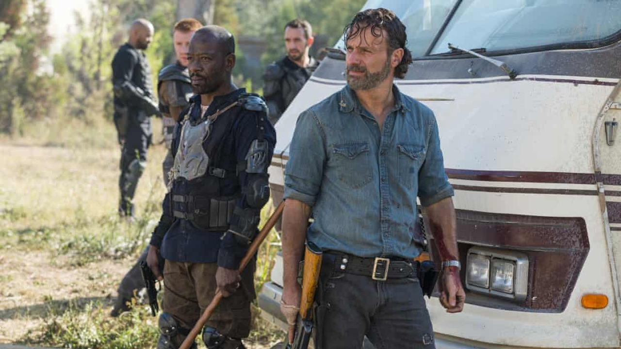 Rick liderando seu grupo para a batalha, Morgan é o segundo em comando em uma cena de The Walking Dead.