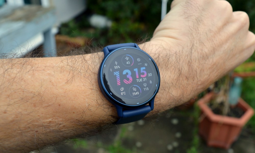 The Garmin Vivoactive 5's main watch face.