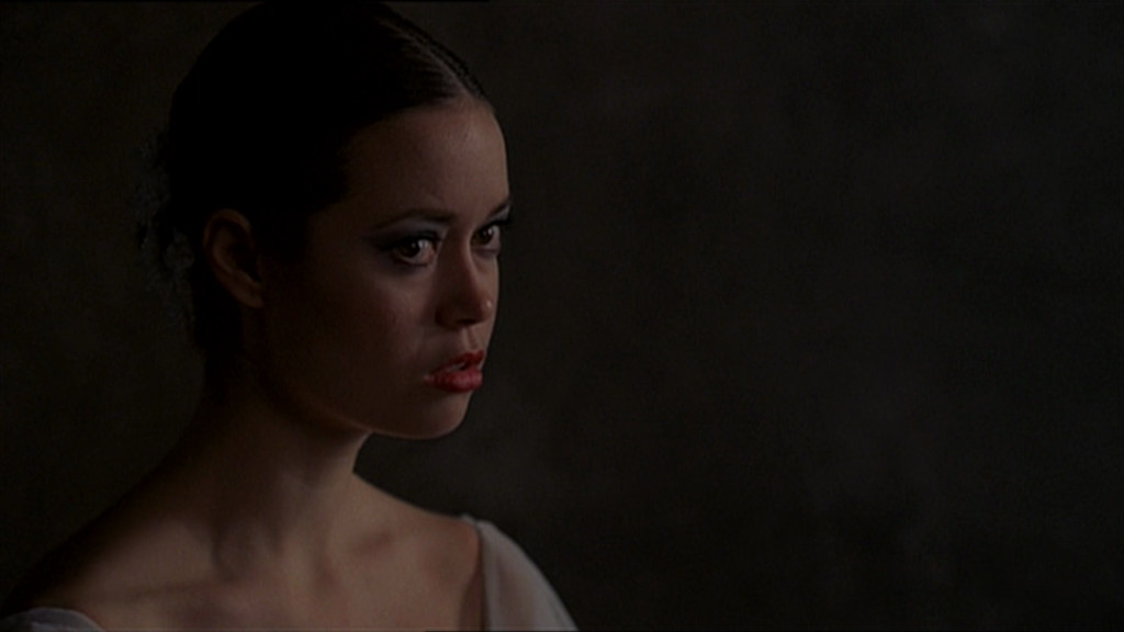 Summer Glau como a primeira bailarina no episódio Angel "Waiting in the Wings"