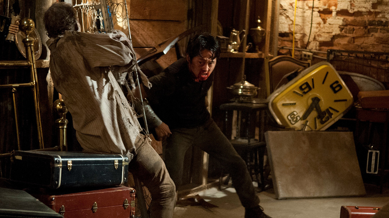 Glenn matando a un andador con la pata de una silla mientras estaba atado en una escena de The Walking Dead.