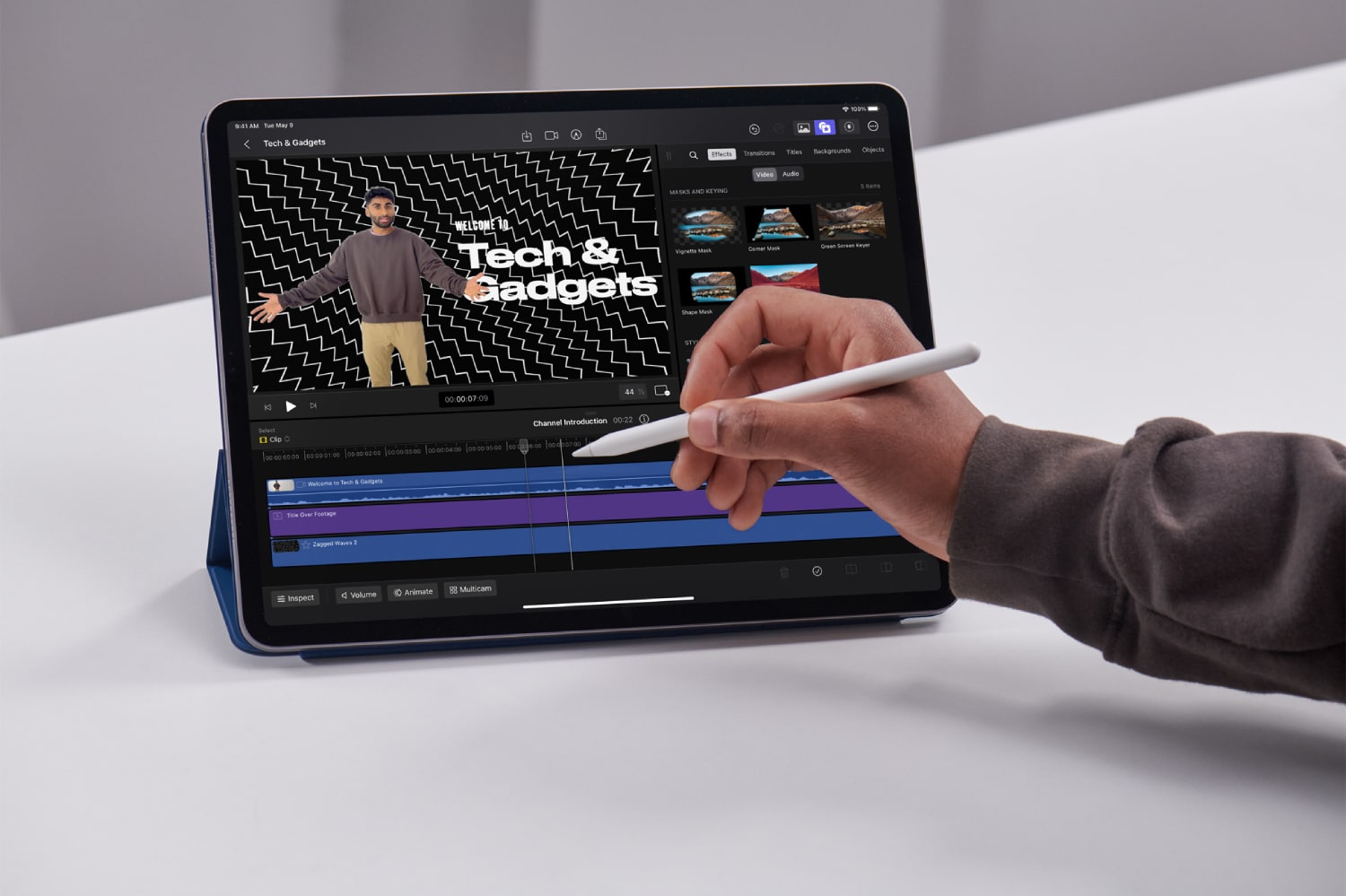 Человек использует функцию наведения Apple Pencil на iPad с Final Cut Pro.