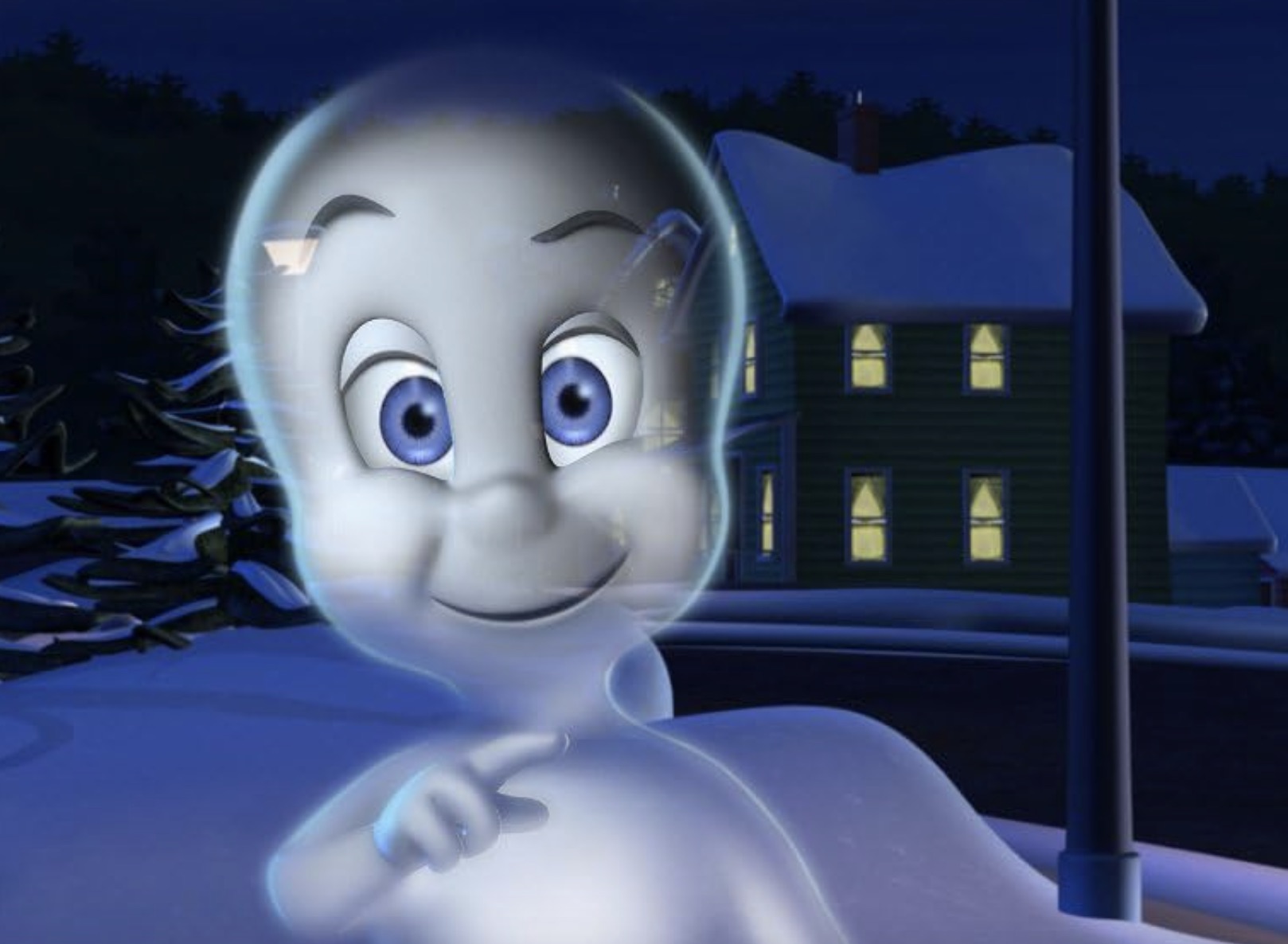 Casper le sympathique fantôme sourit à la caméra devant une maison.