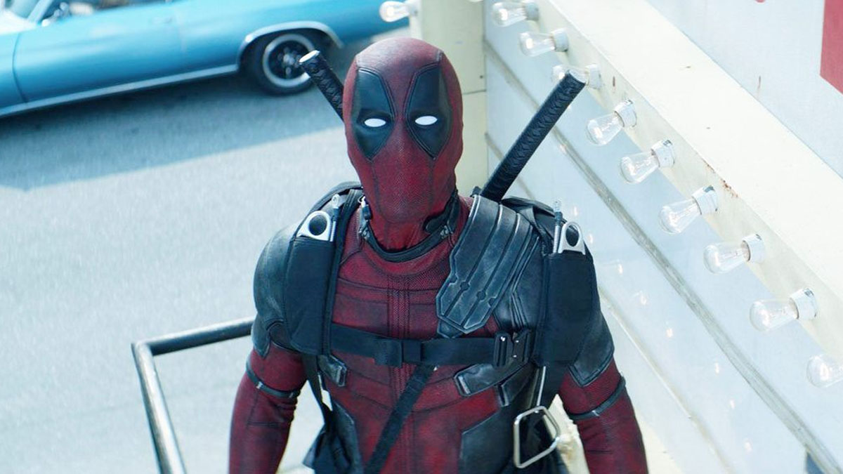 Wade Wilson olha para a câmera em Deadpool.