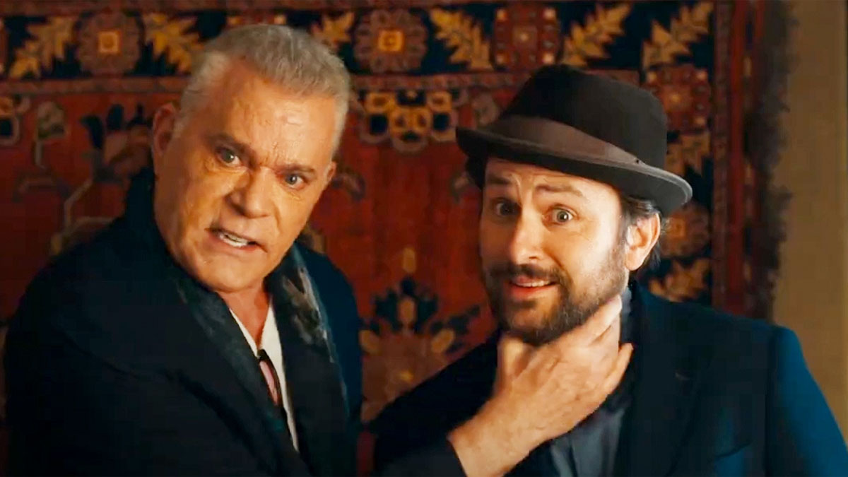 Ray Liotta et Charlie Day dans Le Paradis des Fous.