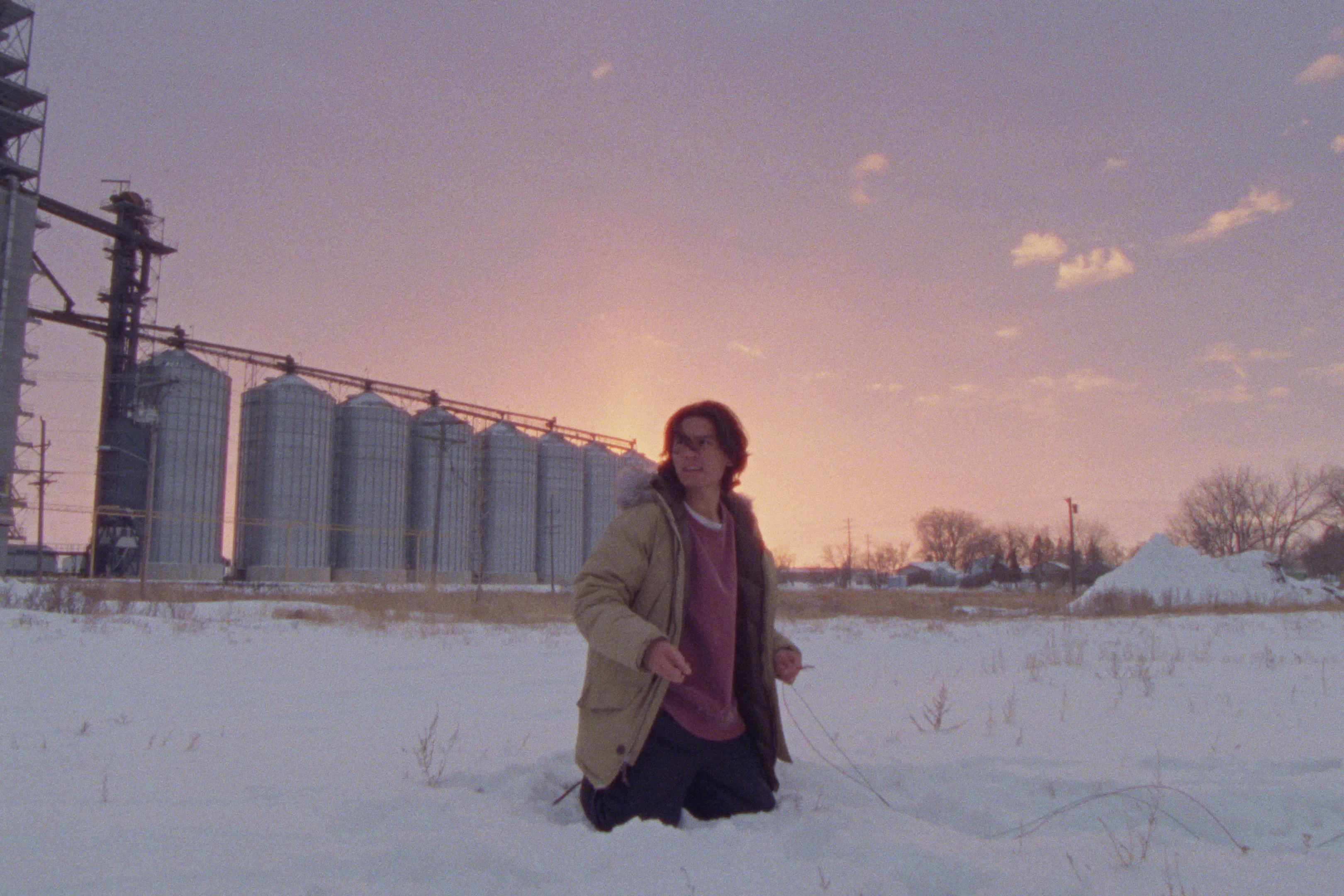 Forrest Goodluck se ajoelha na neve em Como explodir um oleoduto.