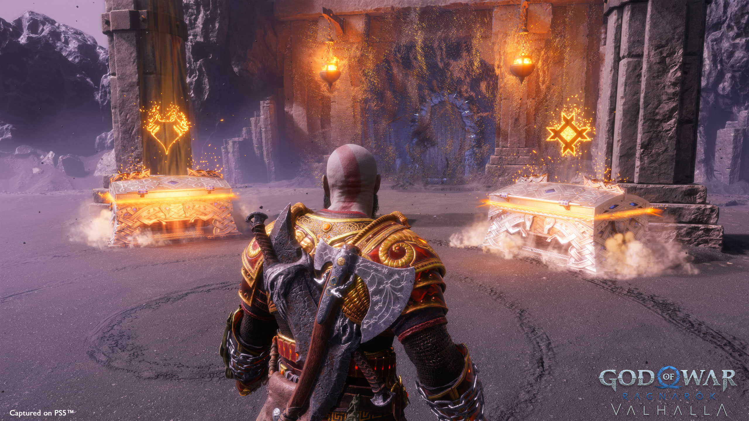 Kratos choisit entre deux coffres dans God of War : Ragnarok