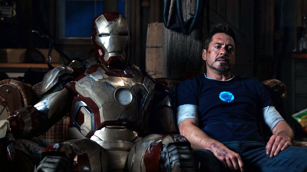 Die Iron-Man-Rüstung und Tony Stark teilen sich in Iron Man 3 eine Couch.