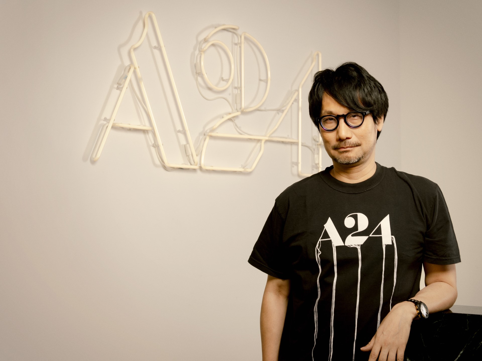 Kojima ao lado do logotipo A24.