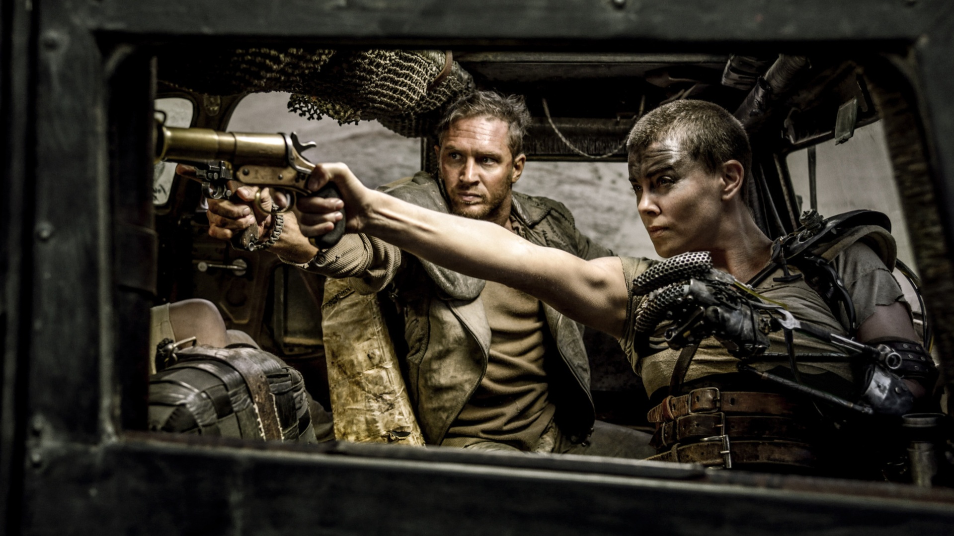 Tom Hardy y Charlize Theron como Max y Furiosa en Mad Max: Fury Road.