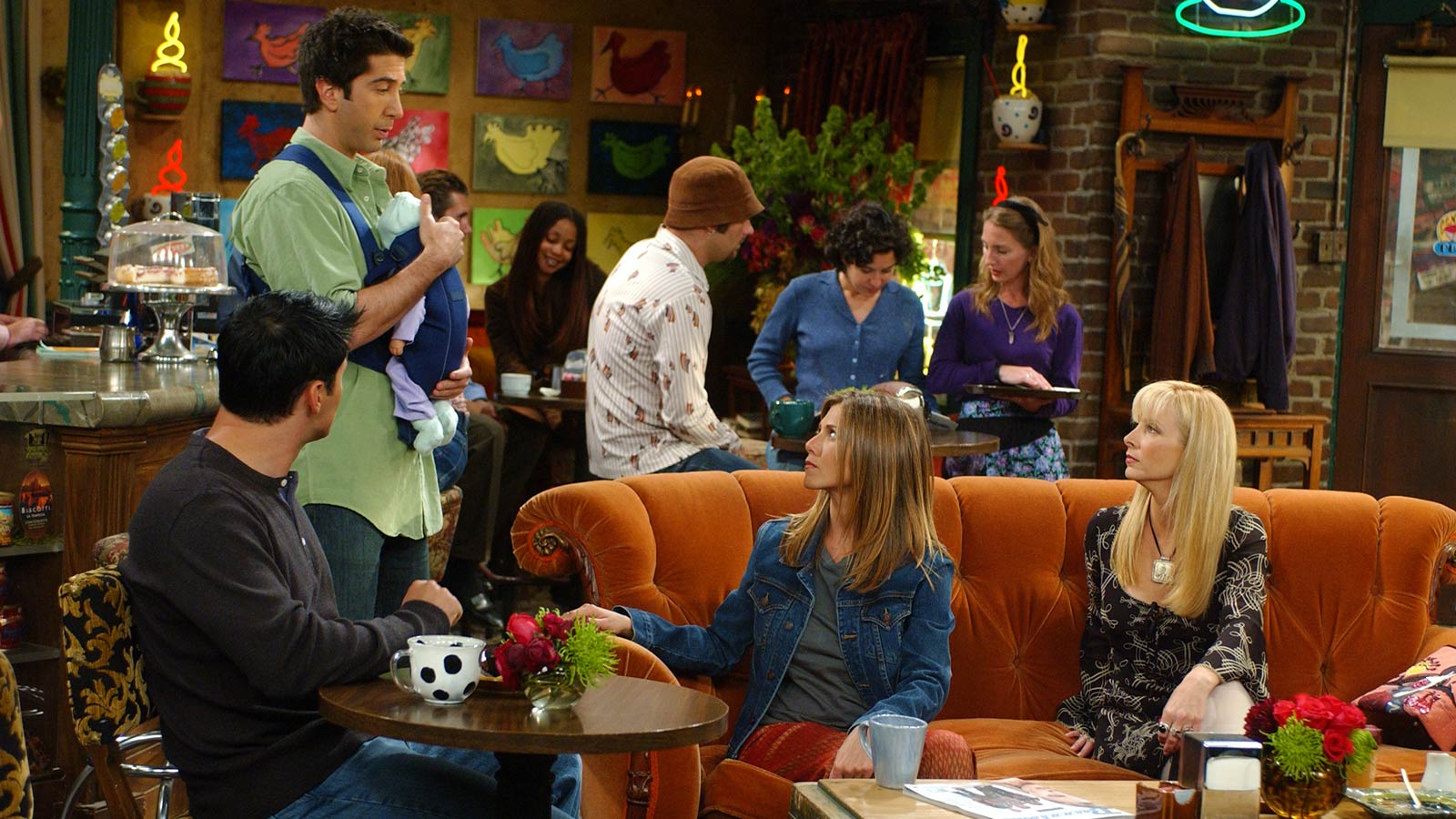 Joey, Ross, Rachel y Phoebe hablando en Central Perk en Friends.