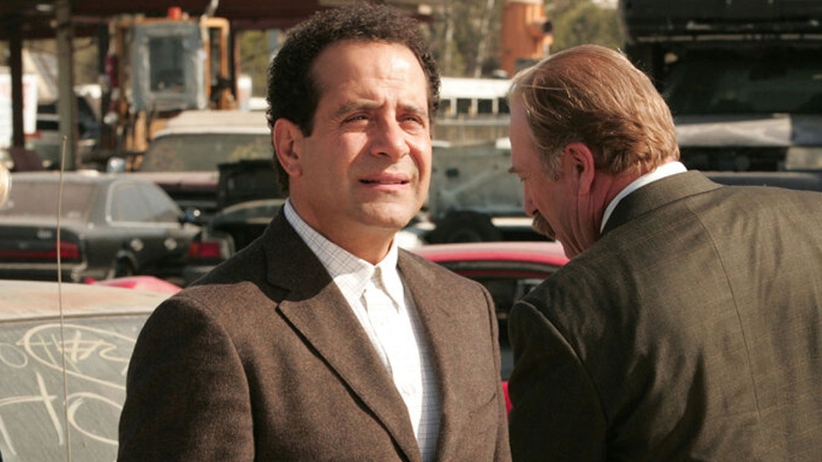 Tony Shalhoub en Monje.