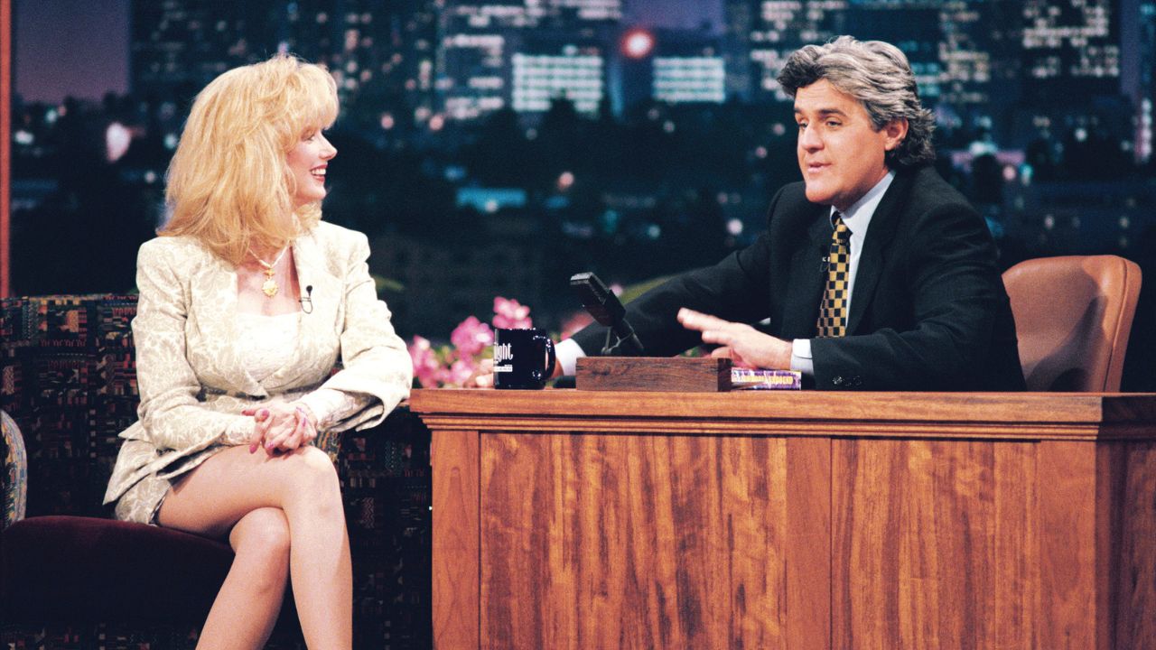 Nora Bing concediendo una entrevista a Jay Leno en Friends.