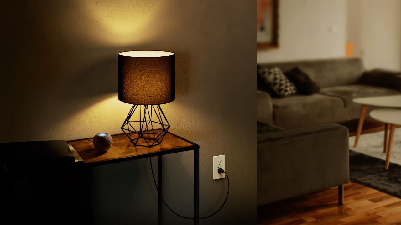 The Eve Energy Outlet with a lamp plugged in.