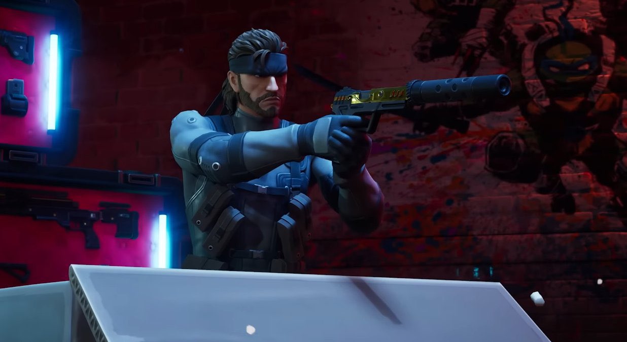 Solid Snake apuntando con una pistola desde una caja en Fortnite.