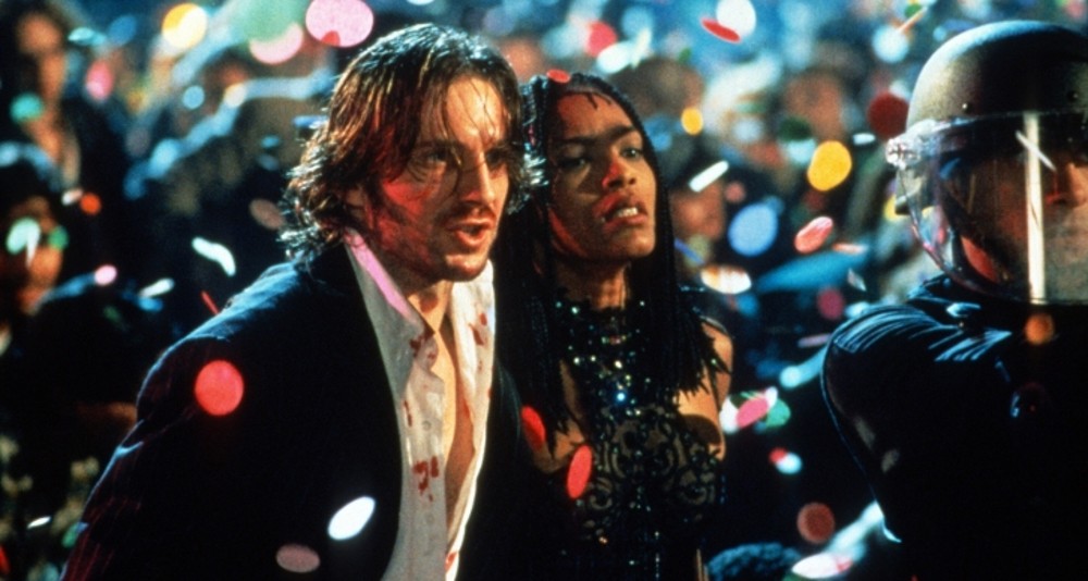 Duas pessoas participam de uma festa ao ar livre em Strange Days.