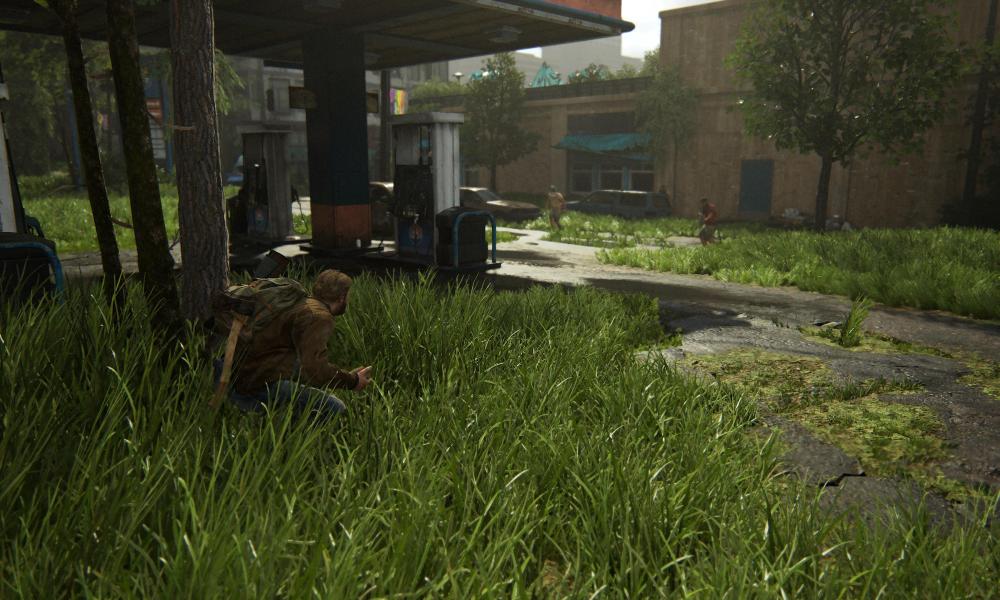 Tommy crouches in grass in The Last of Us 2 Remastered