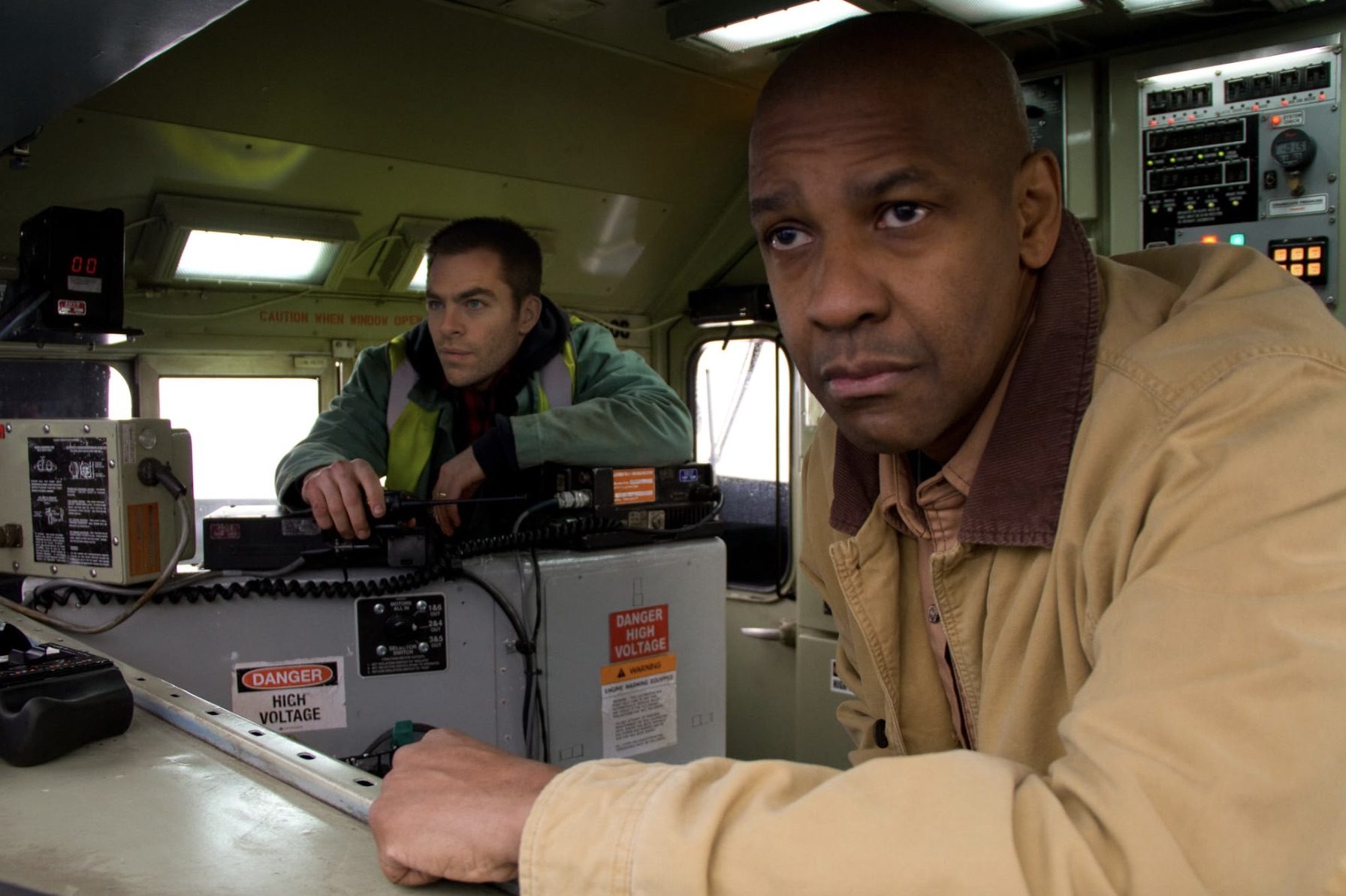 Deux conducteurs conduisent un train.