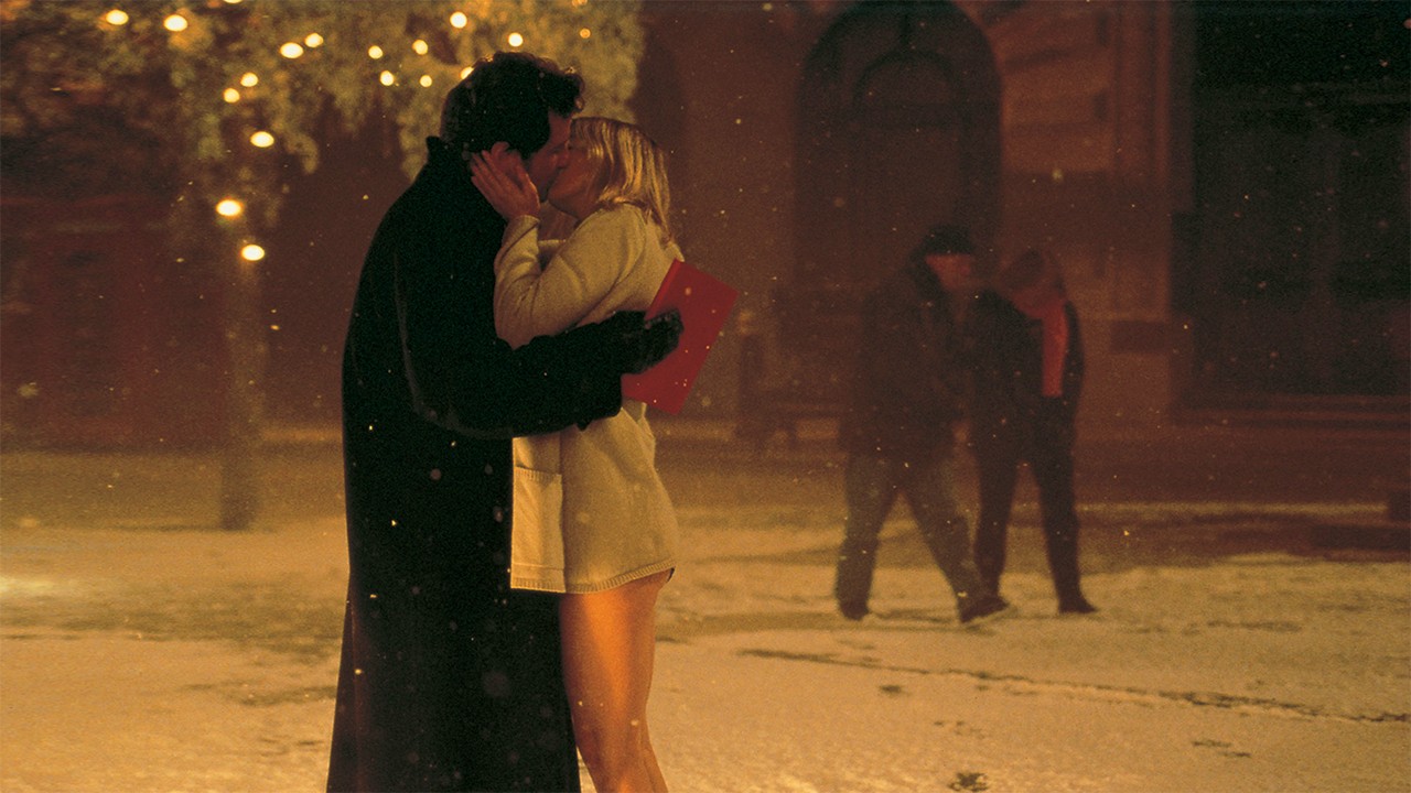 Um homem e uma mulher se beijam na neve no Diário de Bridget Jones.