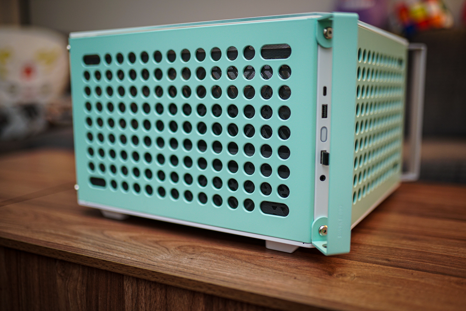 Der Cooler Master Qube 500 in seiner seitlichen Form.