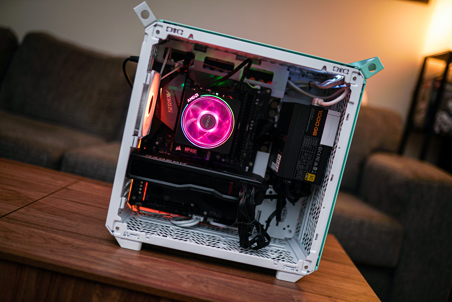 Das Innere des Cooler Master Qube 500.