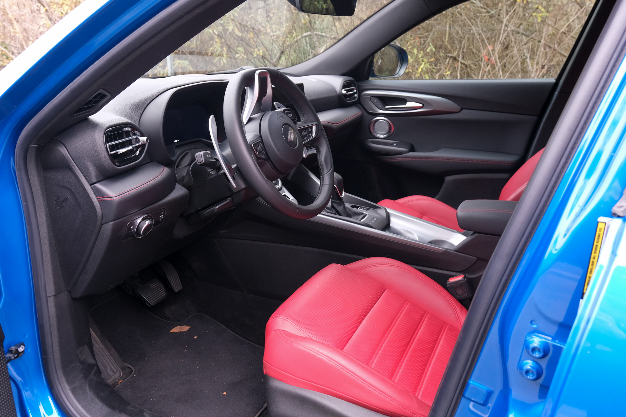 Les sièges avant et les repose-pieds d'une Dodge Hornet R/T.