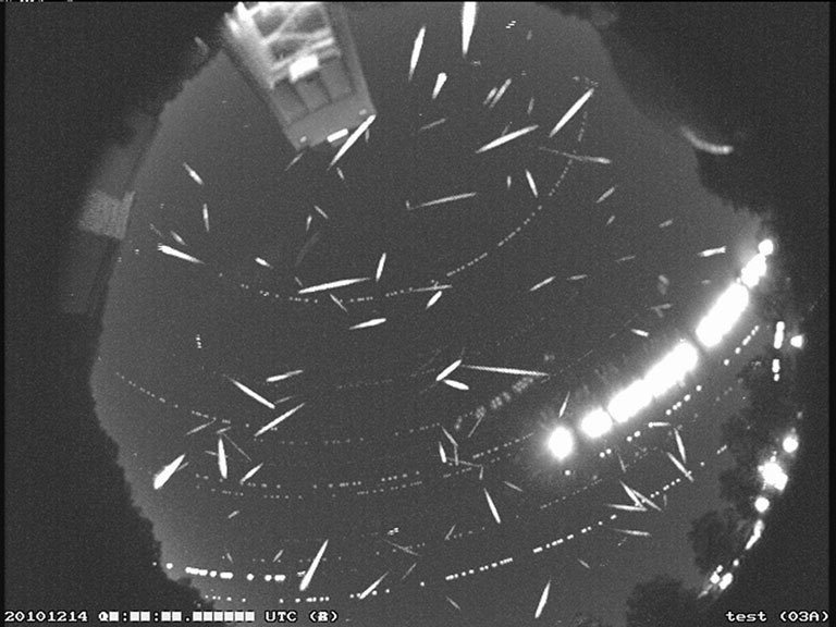 Mais de 100 meteoros foram registrados nesta imagem composta tirada durante o pico da chuva de meteoros Geminídeas em 2014.