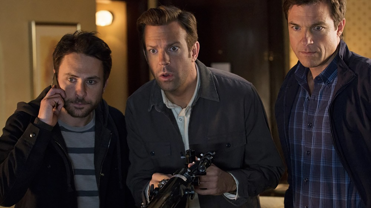 Três homens olhando alguma coisa, surpresos em cena de Horrible Bosses.