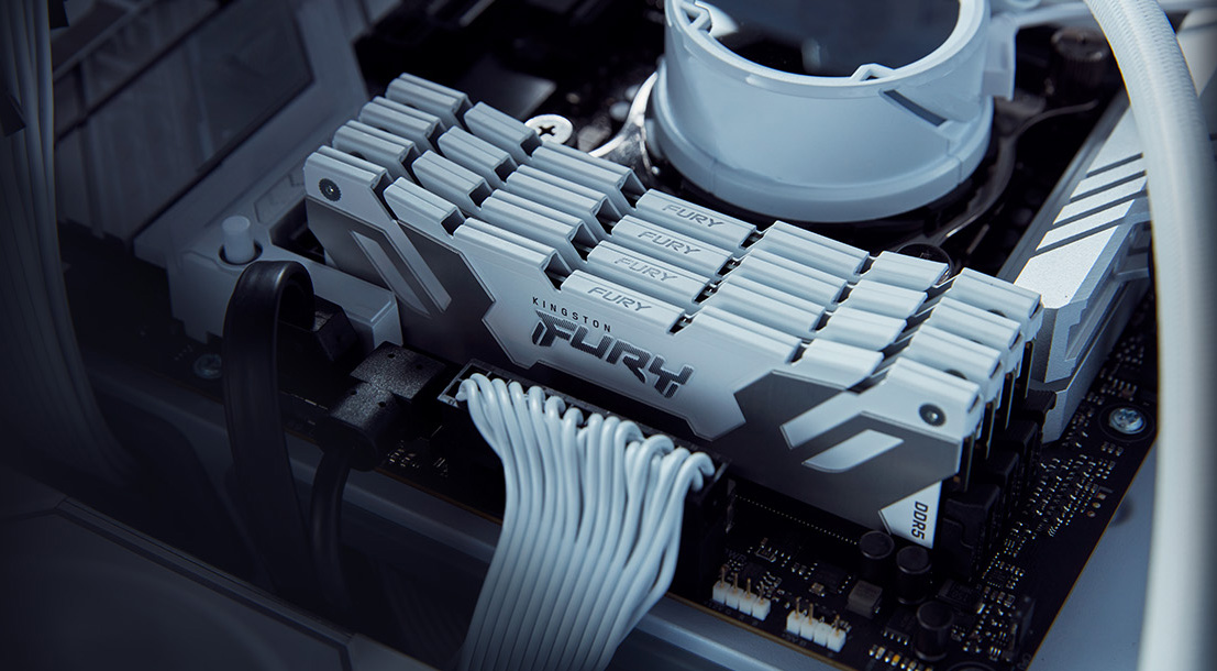 Les modules de mémoire Kingston Fury Renegade DDR5 en blanc.