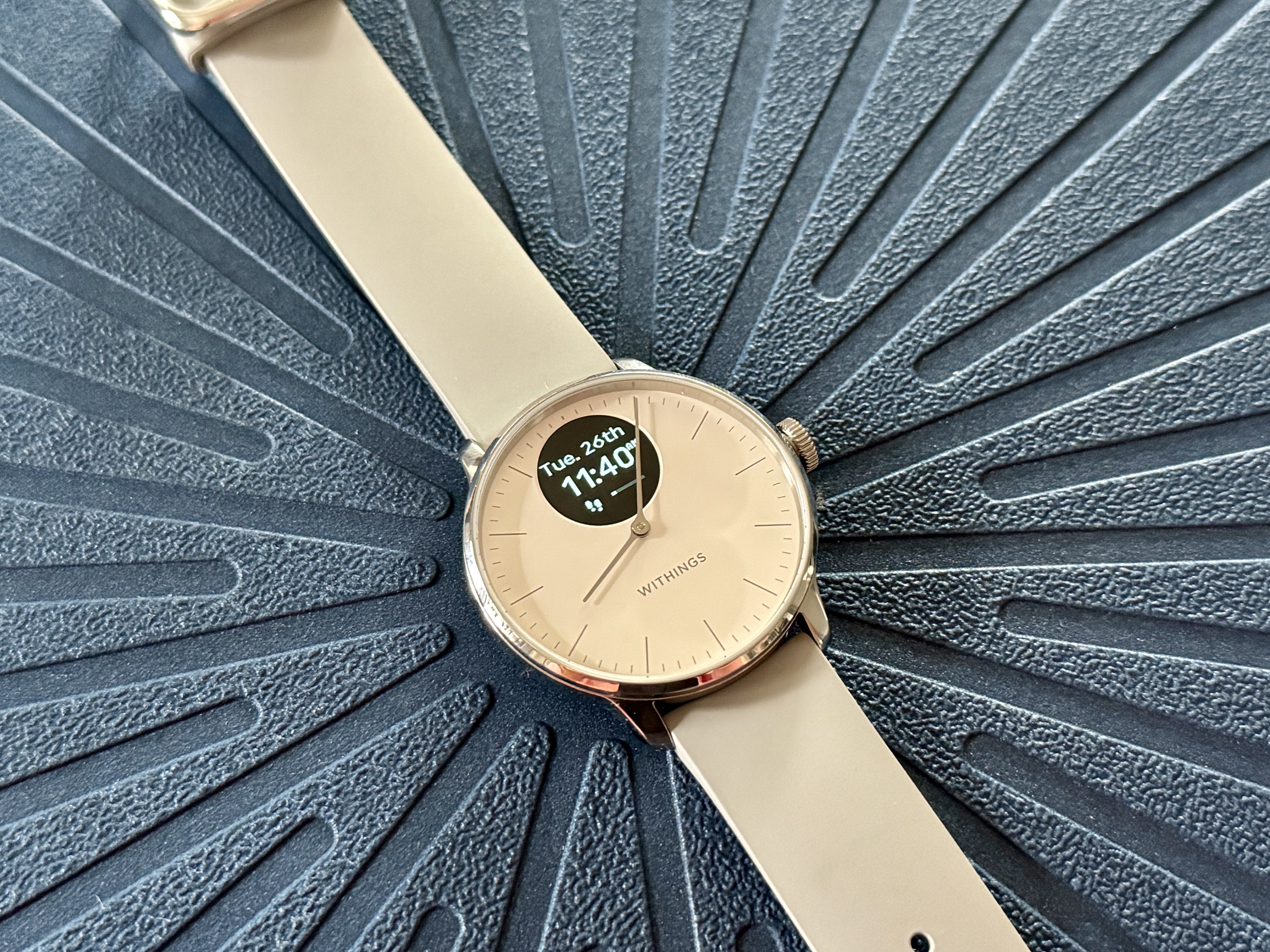 Withings ScanWatch Light close do mostrador do relógio.