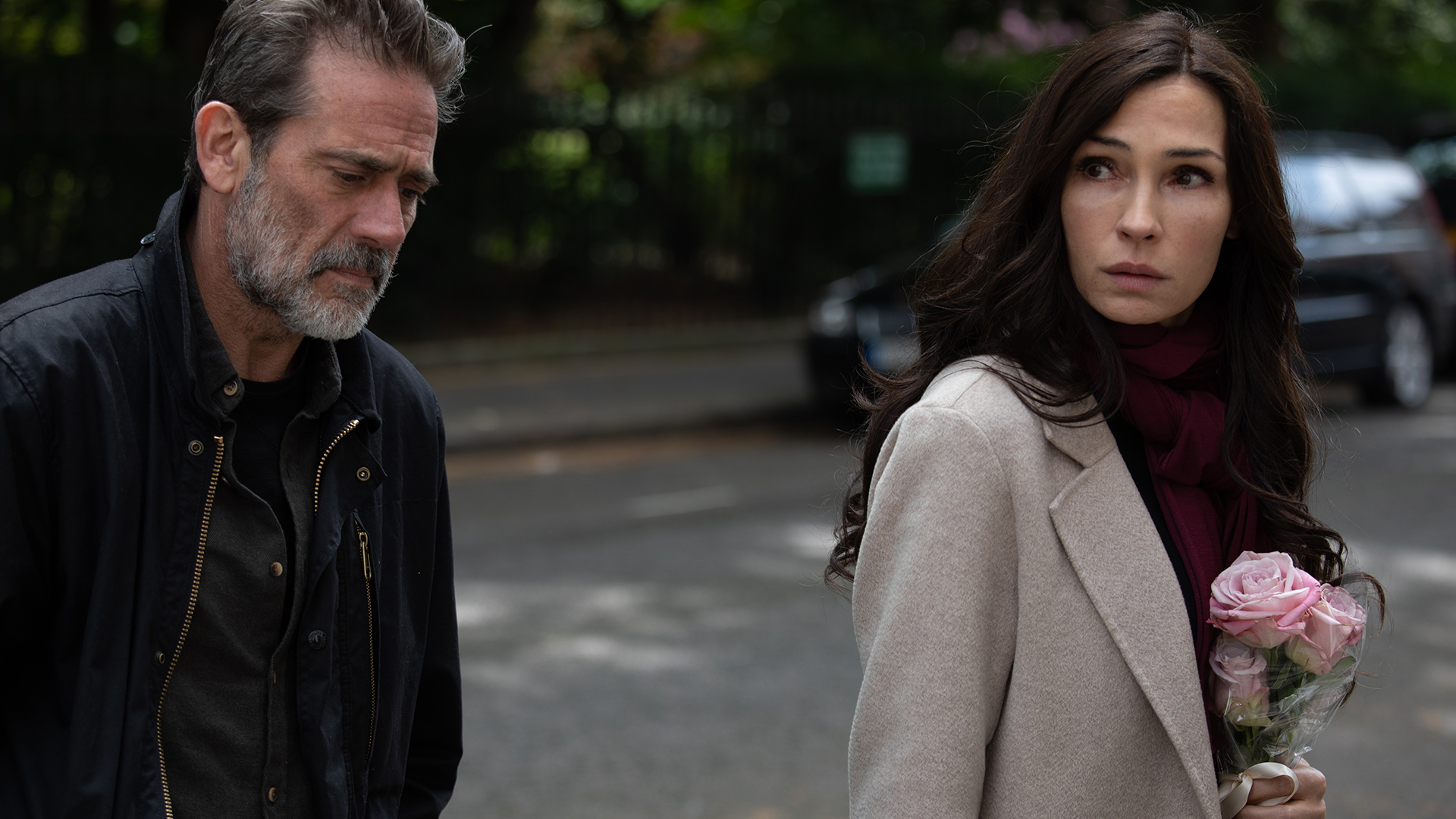 Famke Jansson e Jeffrey Dean Morgan em The Postcard Killings