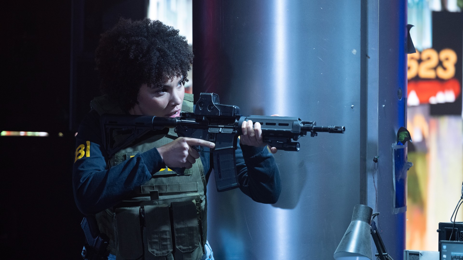 Emmy Raver-Lampman apunta con un rifle en una imagen fija de The Beekeeper