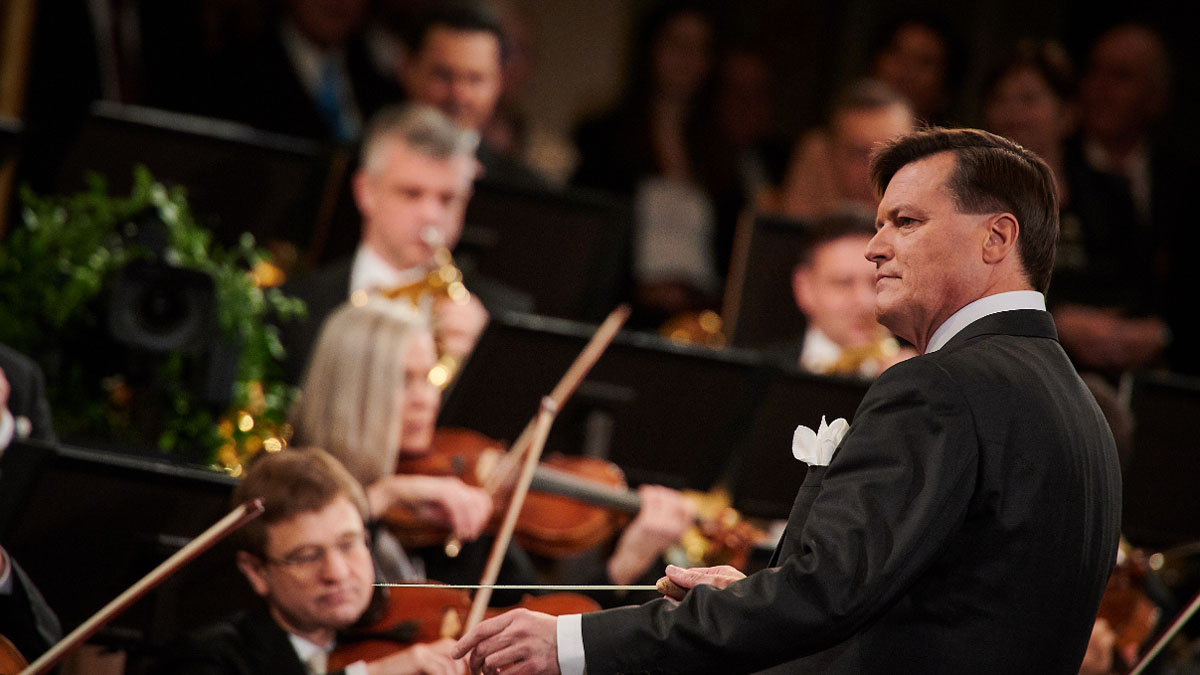 El director Christian Thielemann con la Orquesta Filarmónica de Viena de Grandes actuaciones desde Viena: la celebración del Año Nuevo 2024