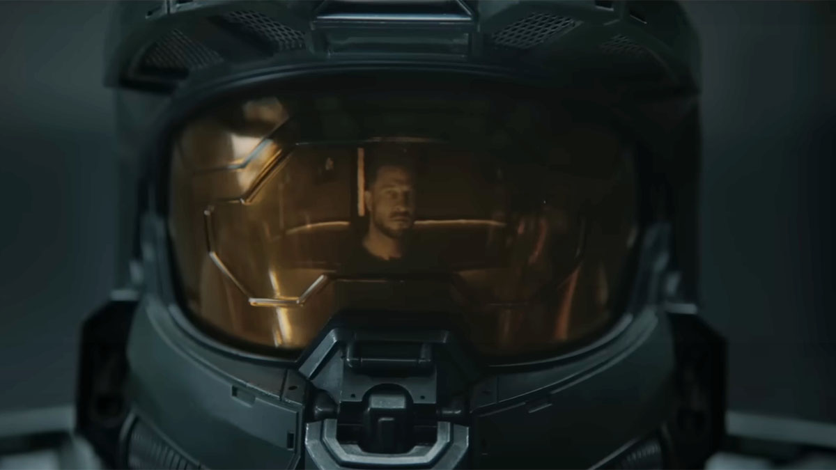 O reflexo de Master Chief aparece em seu capacete em uma cena da 2ª temporada de Halo.