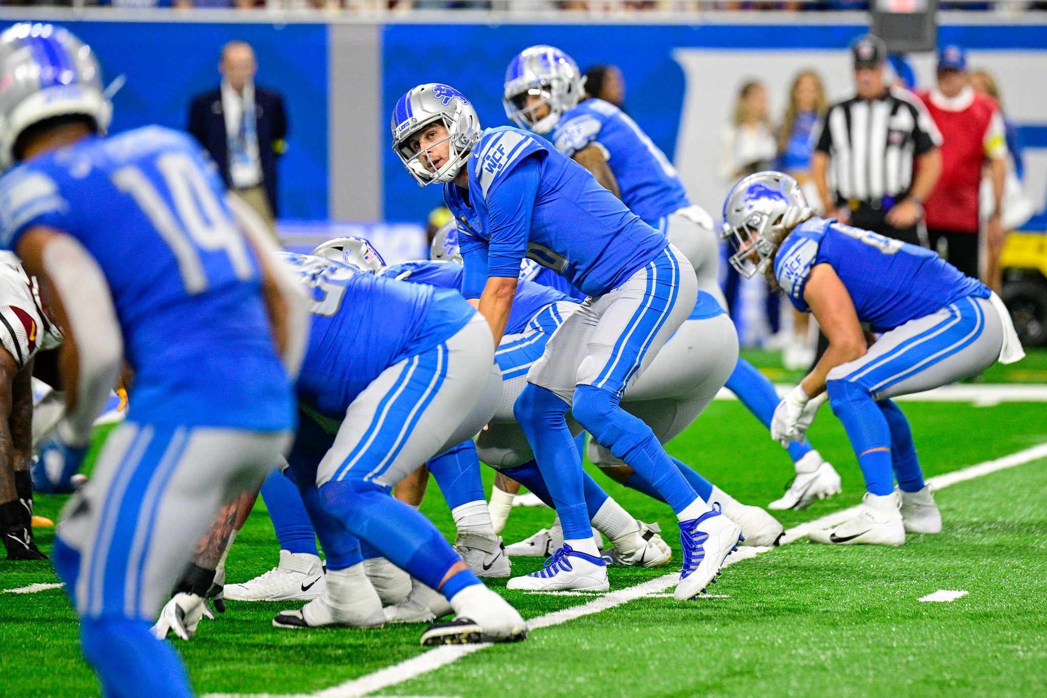 Jared Goff se place sous le centre de la ligne de mêlée.