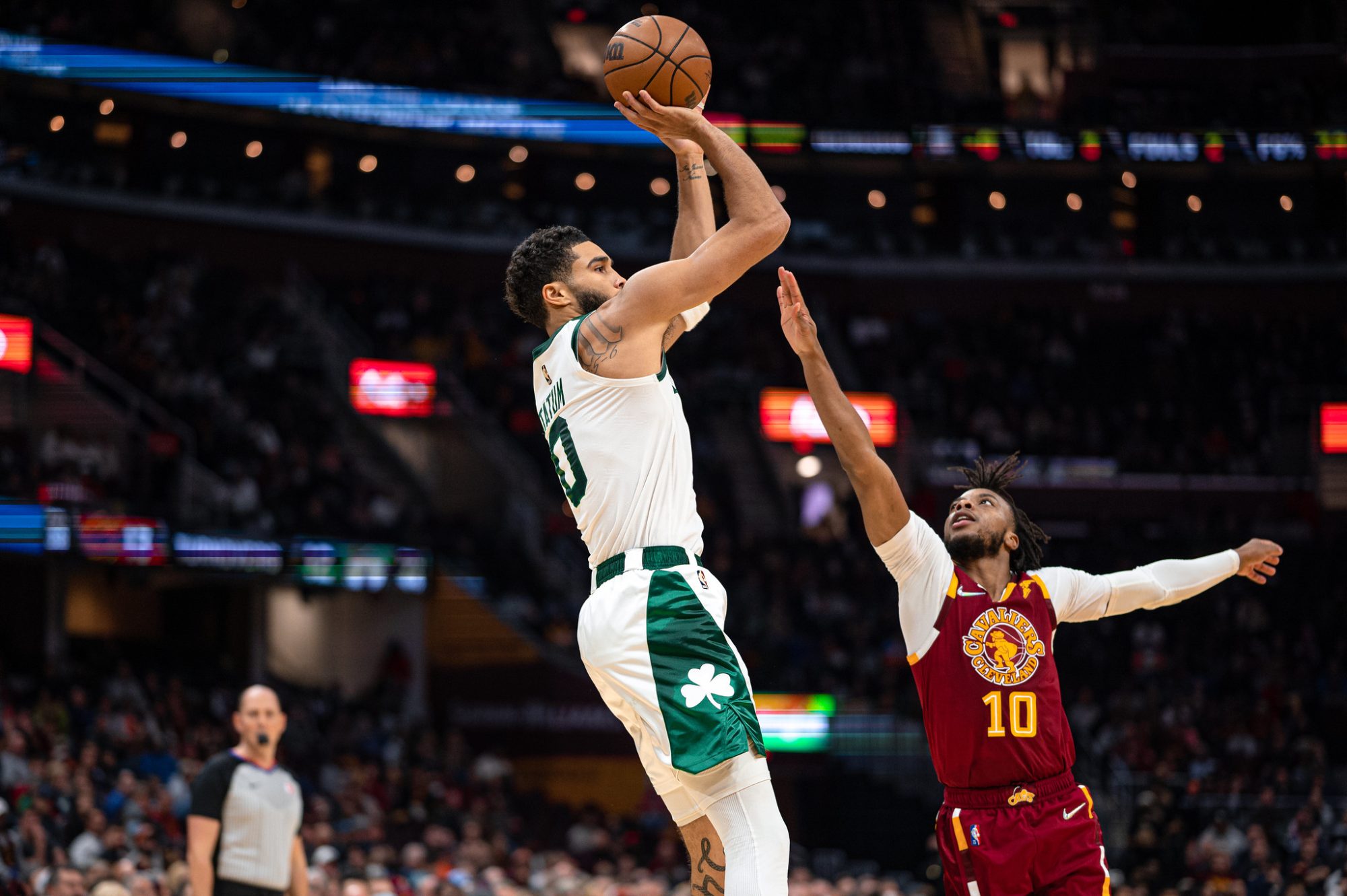 Jayson Tatum tenta arremessar em um jogo de basquete.