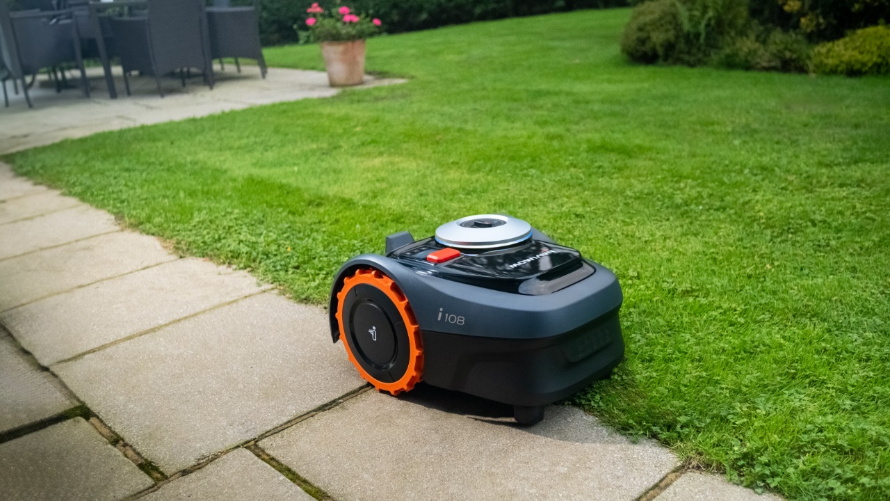 O Segway Navimow i108 cortando a grama.