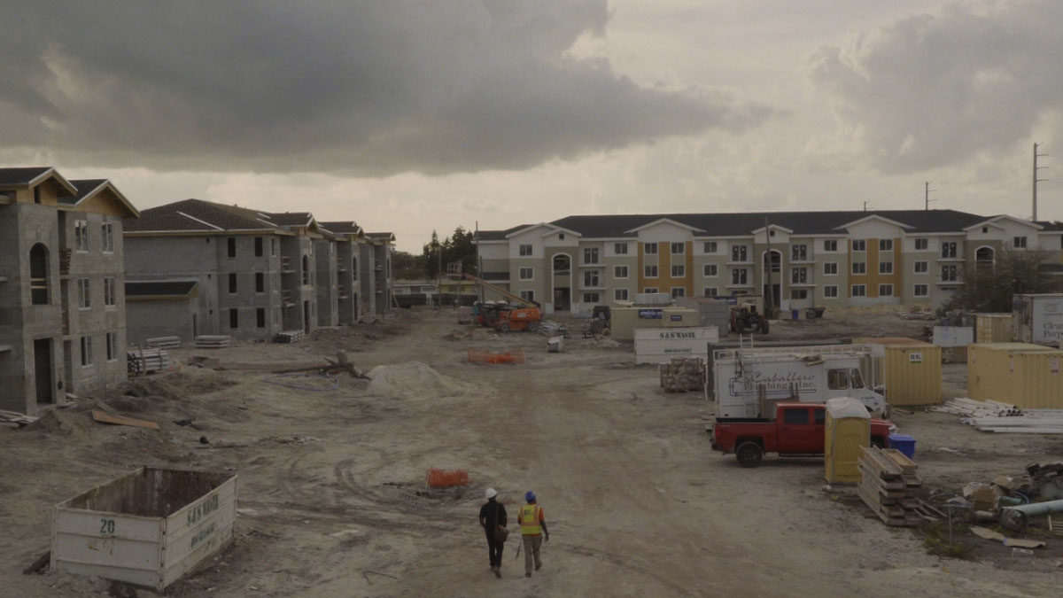 Aaron McKinney camina por una nueva construcción en Liberty Square en una escena de Independent Lens: Razing Liberty Square.