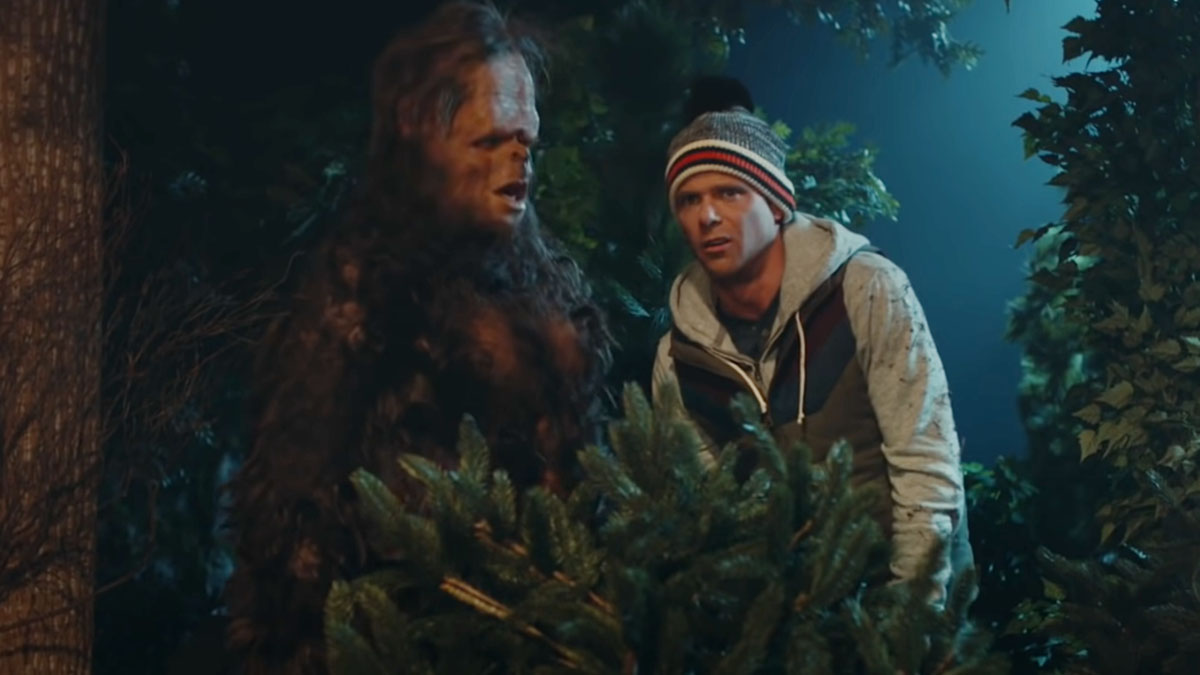 Mikey Day tem uma experiência muito ruim na natureza com o Sasquatch no Saturday Night Live.