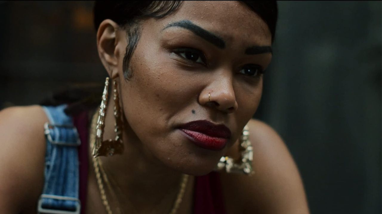 Teyana Taylor como Inez de la Paz olhando atentamente para fora das câmeras em Mil e Um.