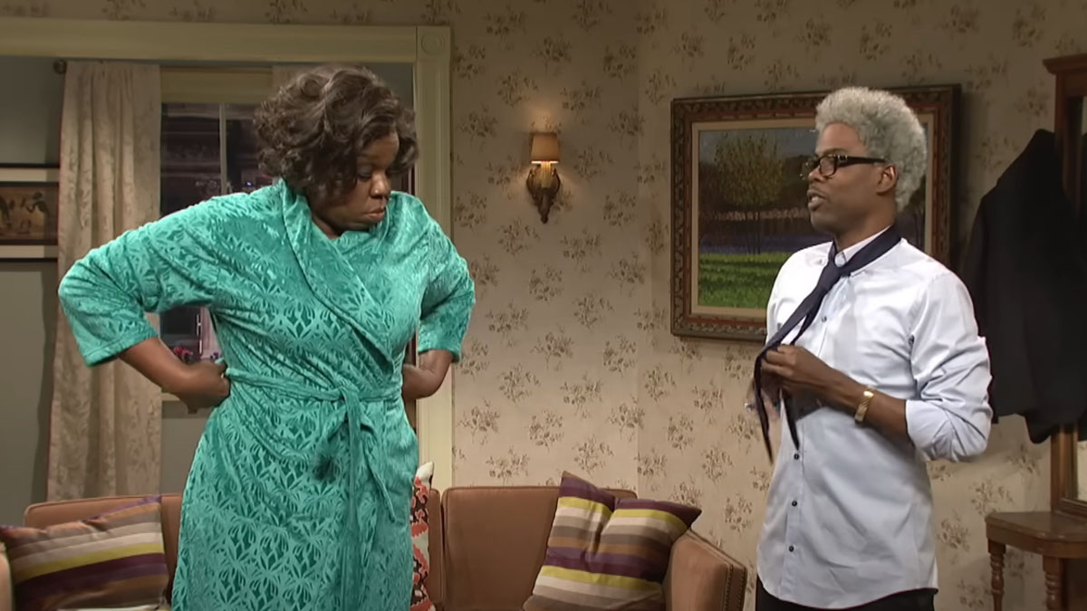 Leslie Jones et Chris Rock dans Saturday Night Live.