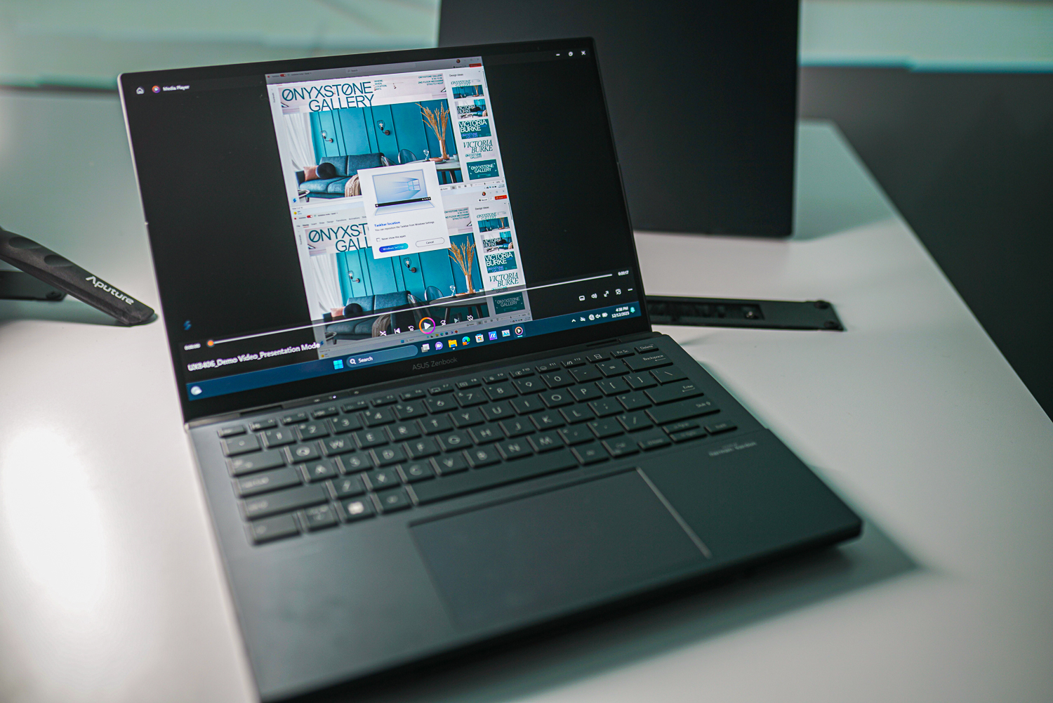 Le Zenbook Duo en mode ordinateur portable sur une table.