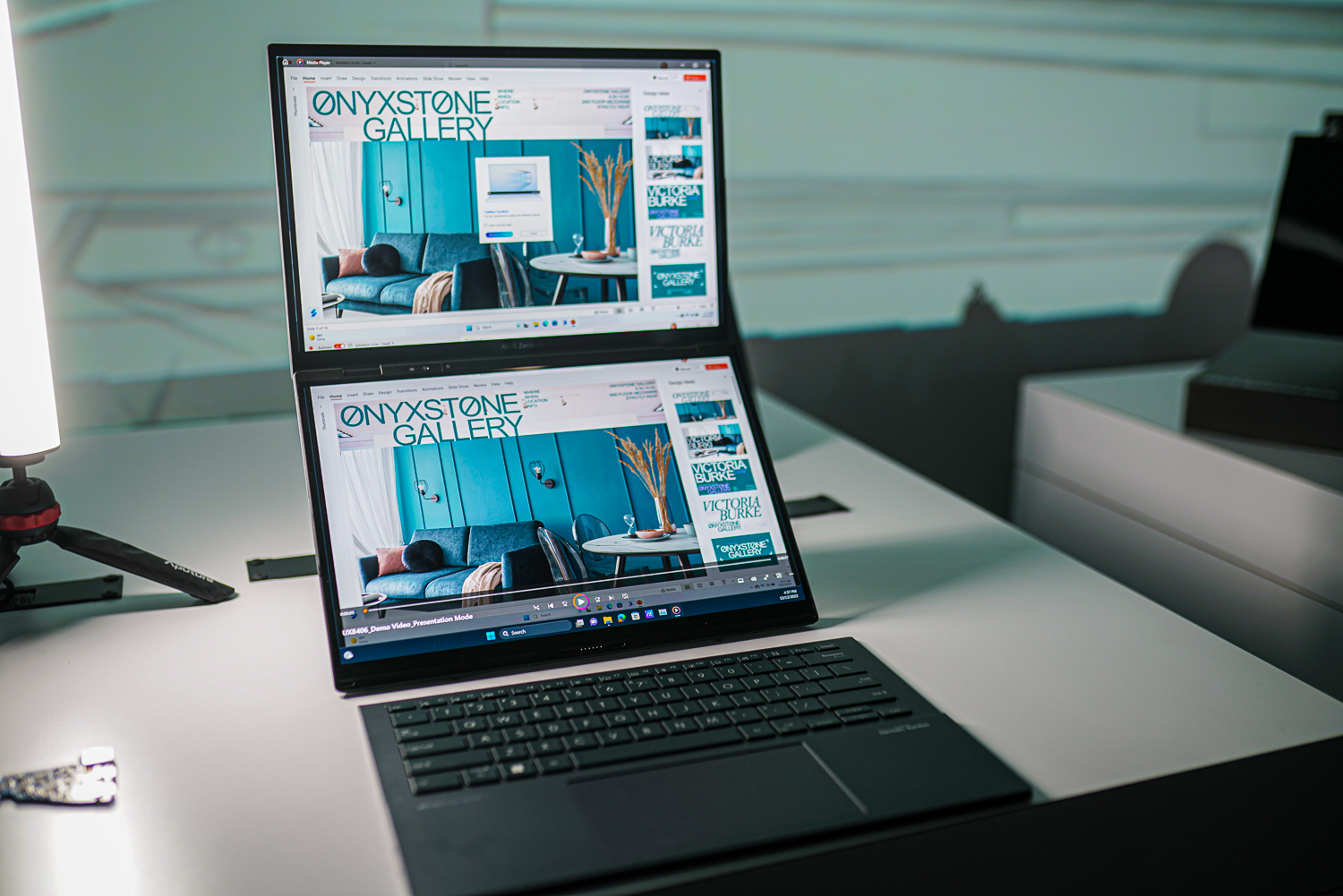 Les deux écrans du Zenbook Duo sur un tableau blanc.