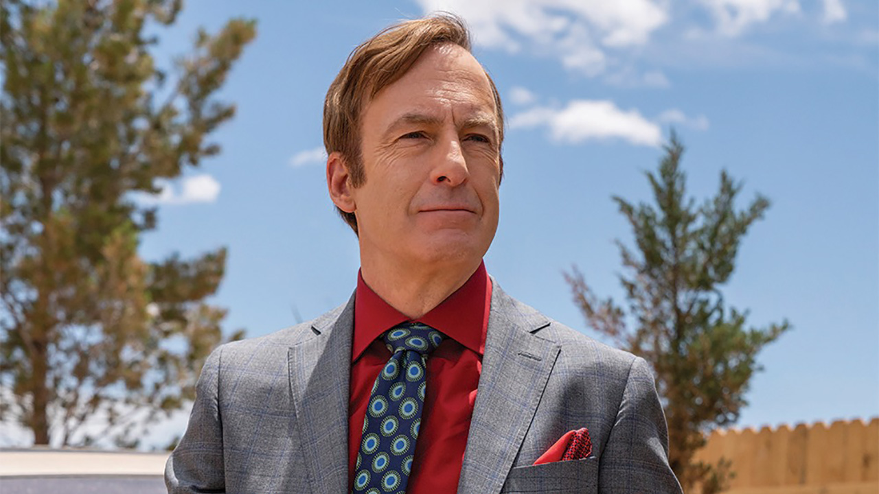 Saul Goodman lève les yeux tout en portant un costume dans Better Call Saul.