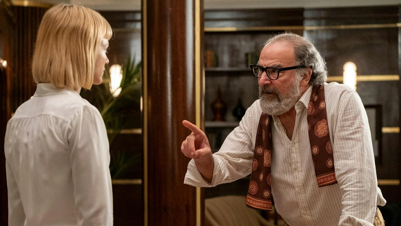 Mandy Patinkin zeigt mit dem Finger auf eine junge Frau in einer Szene aus „Death and Other Details“ auf Hulu.