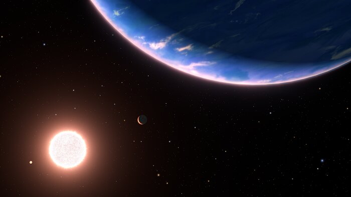 Il s’agit d’une conception artistique de l’exoplanète GJ 9827d, la plus petite exoplanète dont la vapeur d’eau a été détectée dans son atmosphère. La planète pourrait être un exemple de planètes potentielles dotées d’une atmosphère riche en eau ailleurs dans notre galaxie. C’est un monde rocheux, d’environ deux fois le diamètre de la Terre. Elle orbite autour de l'étoile naine rouge GJ 9827. Deux planètes intérieures du système se trouvent sur la gauche. Les étoiles d'arrière-plan sont tracées telles qu'elles seraient vues à l'œil nu en regardant vers notre Soleil, qui lui-même est trop faible pour être vu. L'étoile bleue en haut à droite est Regulus, l'étoile jaune en bas au centre est Denebola et l'étoile bleue en bas à droite est Spica. La constellation du Lion est à gauche et la Vierge à droite. Les deux constellations sont déformées par rapport à notre vision de la Terre à 97 années-lumière.