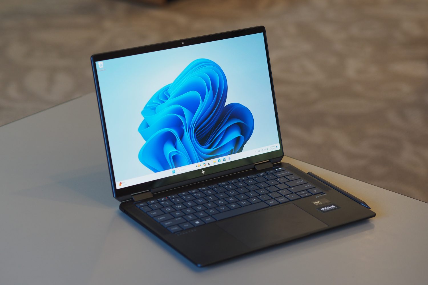 HP Spectre x360 14 2023 Schrägansicht von vorne mit Display und Tastatur.