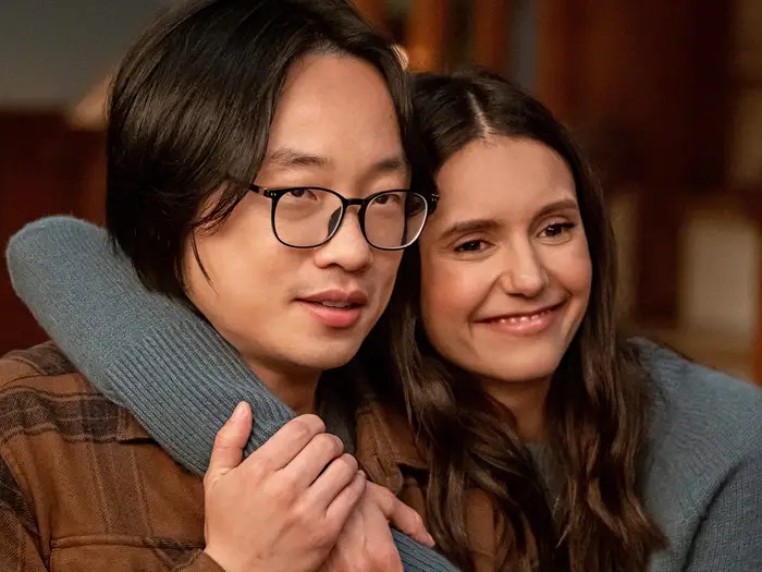 Jimmy O. Yang e Nina Dobrev em Amor Difícil.