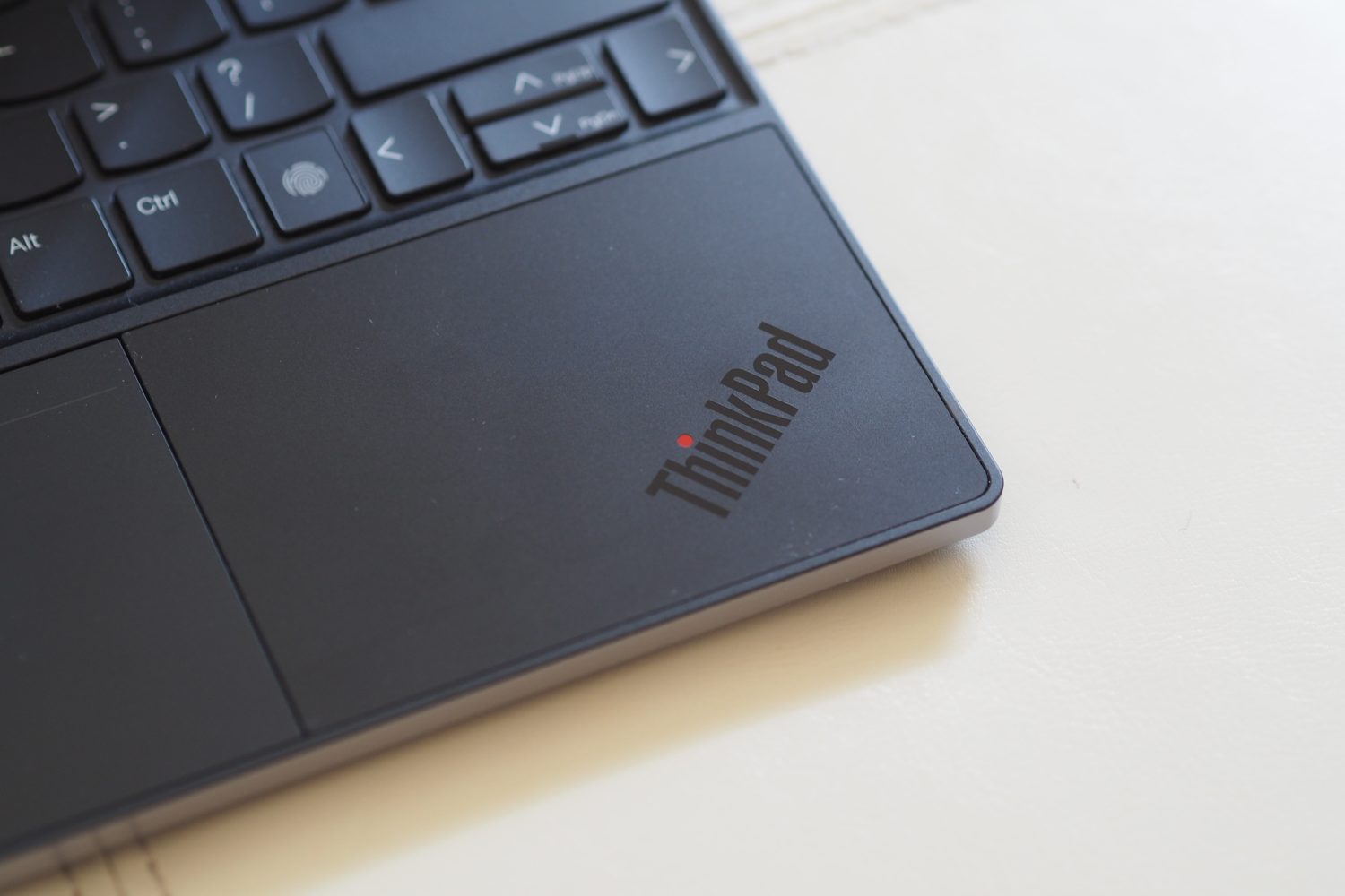 Lenovo ThinkPad Z13 Gen 2, вид сверху вниз, с логотипом на упоре для рук.